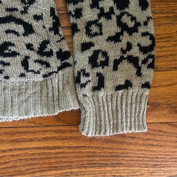 Kirra cheetah sweater size small - Picture 2 of 5